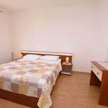 Apartments Brico Primosten Luaran gambar