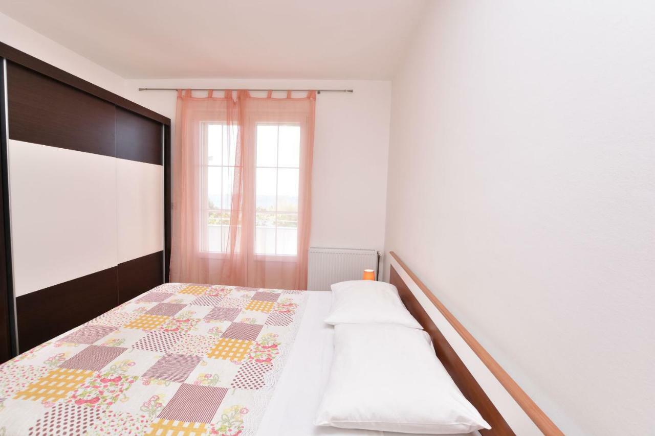 Apartments Brico Primosten Luaran gambar
