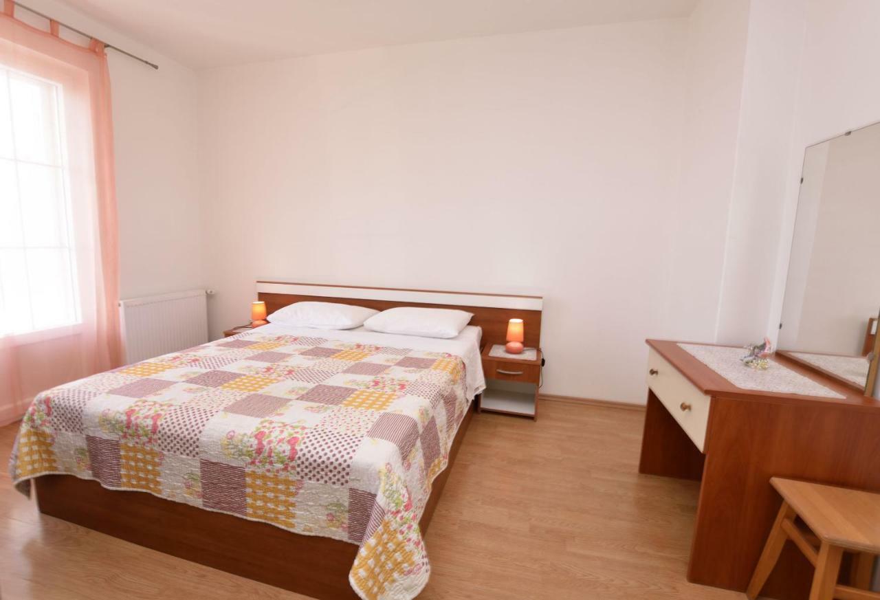 Apartments Brico Primosten Luaran gambar